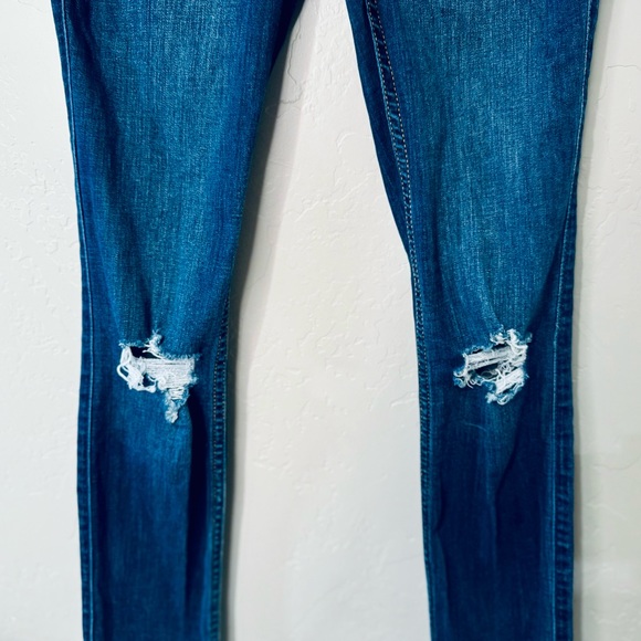 Hollister High Rise Super Skinny Medium Wash Distressed Jeans SZ 26x32 LIKE NEW - Picture 4 of 16